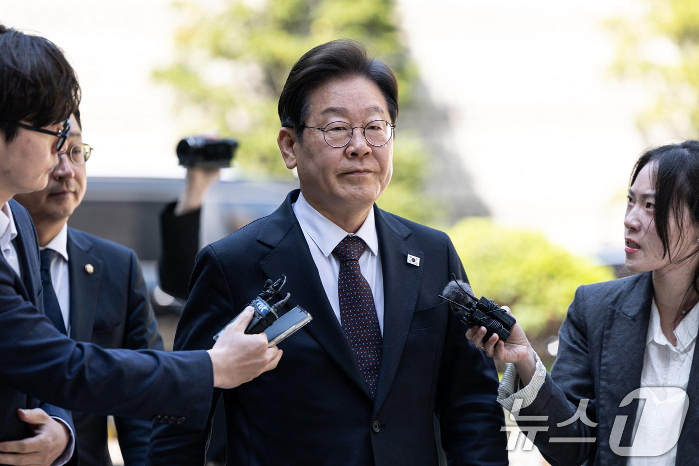 이재명 더불어민주당 대선 후보가 29일 오전 서울 서초구 서울중앙지방법원에서 열린 &#39;대장동 배임 및 성남FC 뇌물&#39; 1심 속행 공판에 출석하고 있다. 2025.4.29/뉴스1 ⓒ News1 이승배 기자