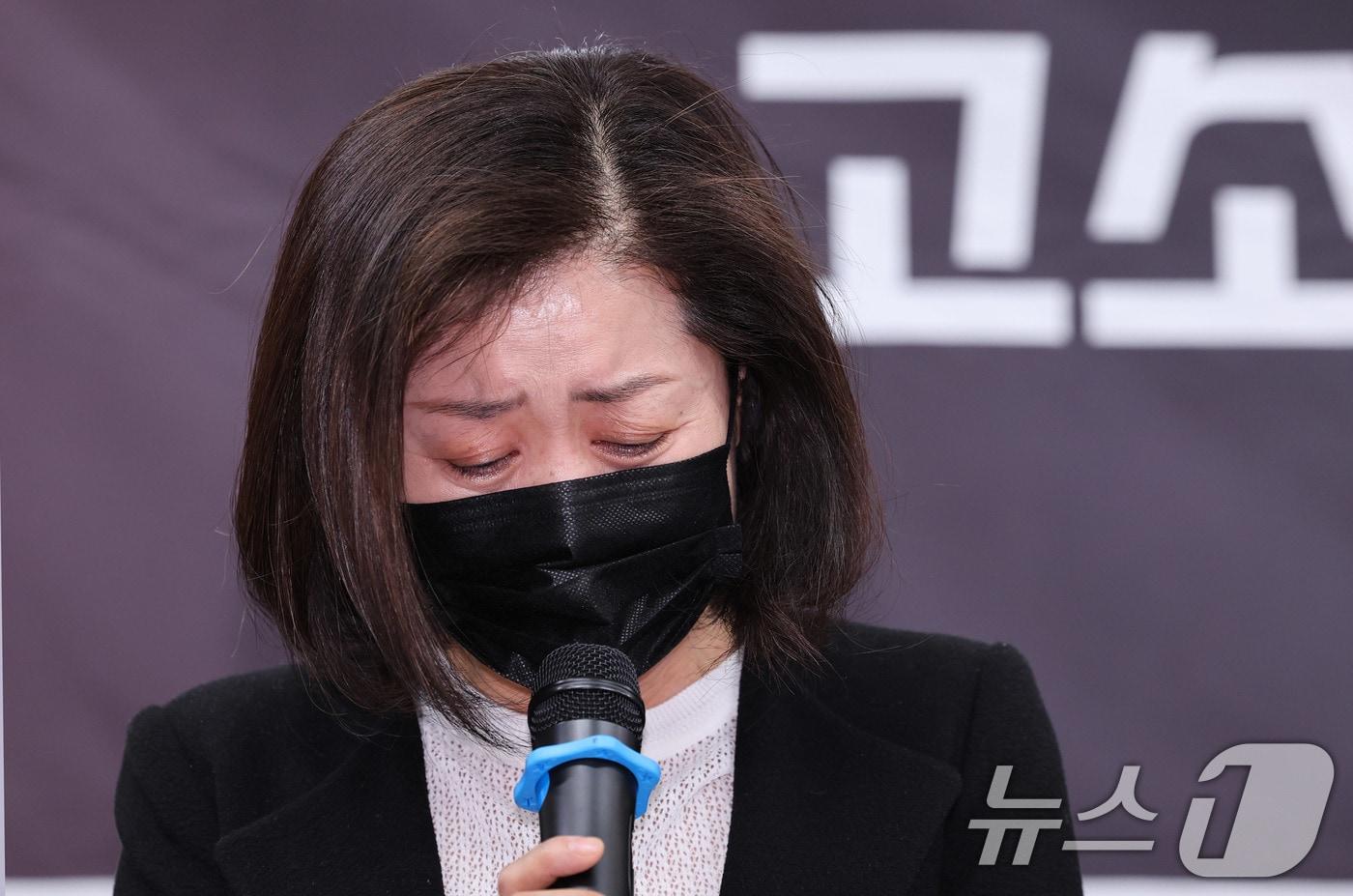 29일 서울 중구 프레스센터 언론노조 회의실에서 열린 143엔터테인먼트 이용학 대표의 강제추행 사건 고소 기자회견에서 피해자 어머니가 입장을 밝히고 있다. 2025.4.29/뉴스1 ⓒ News1 박지혜 기자