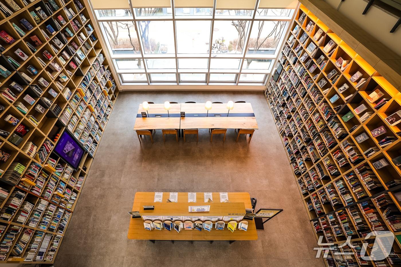 경기도 323개 공공도서관 가운데 대출 권수 1위를 기록한 수지도서관 어린이자료실 모습.&#40;용인시 제공&#41;