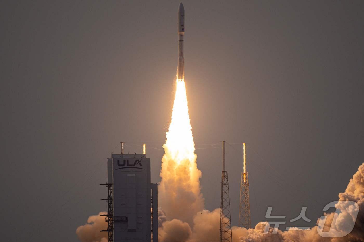 28일(현지시간) 아마존의 통신 위성 ‘프로젝트 카이퍼’를 실은 유나이티드 론치 얼라이언스(ULA)의 아틀라스 V로켓이 플로리다 케이프 커내버럴 우주군 기지에서 성공적으로 발사되고 있다. 2025.04.29 ⓒ AFP=뉴스1 ⓒ News1 우동명 기자