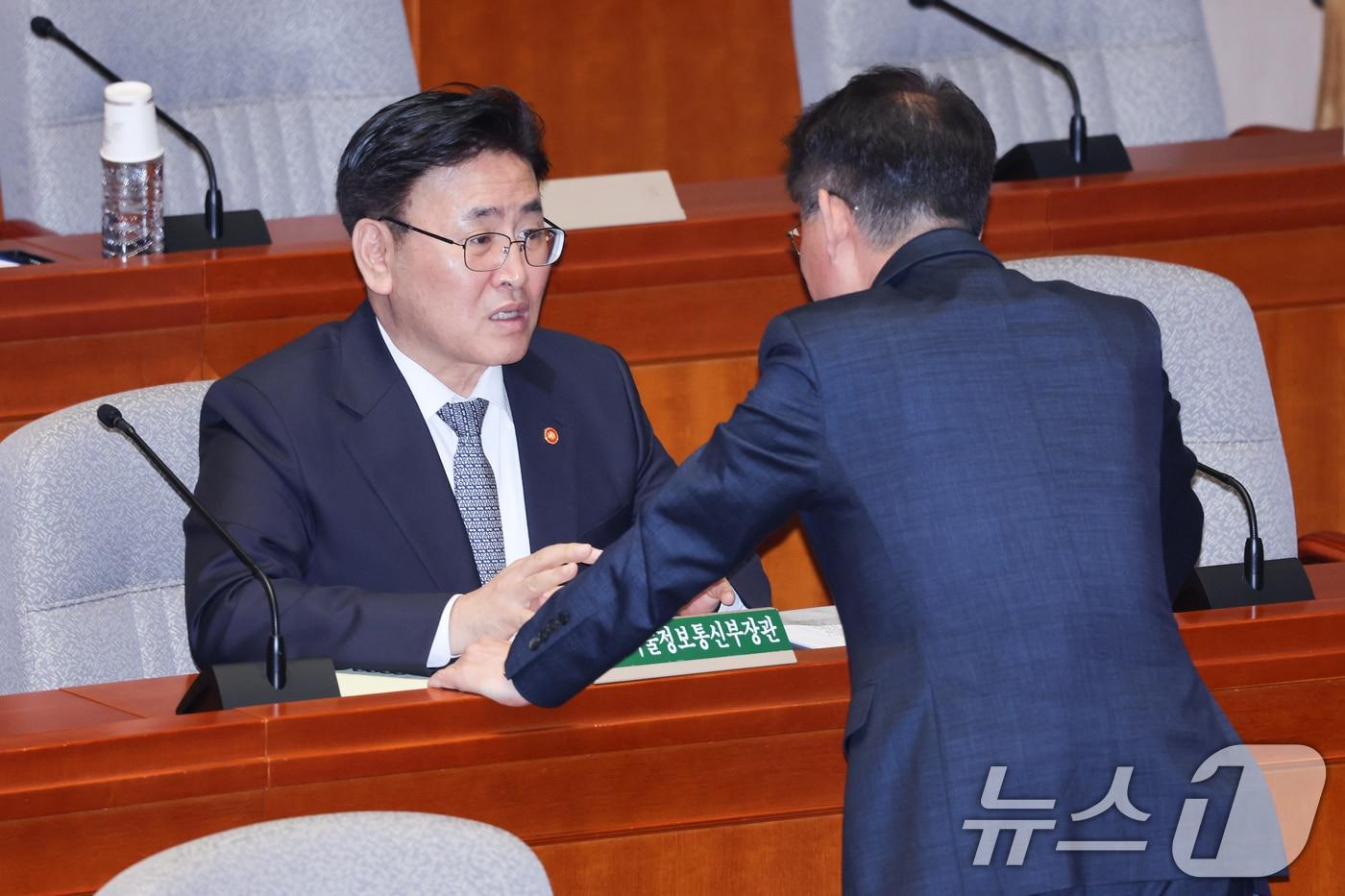 유상임 과학기술정보통신부 장관이 29일 서울 여의도 국회에서 열린 예산결산특별위원회 제424회국회&#40;임시회&#41; 제2차 전체회의에 출석해 허영 더불어민주당 간사와 대화하고 있다. 2025.4.29/뉴스1 ⓒ News1 안은나 기자