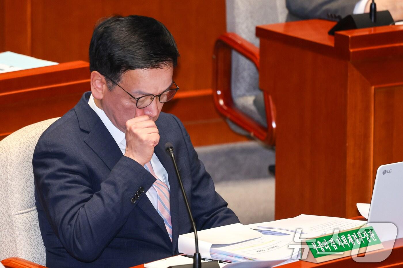 최상목 경제부총리 겸 기획재정부 장관이 29일 서울 여의도 국회에서 열린 예산결산특별위원회 제424회국회(임시회) 제2차 전체회의에 출석해 추경안 관련 의원 질의를 듣고 있다. 2025.4.29/뉴스1 ⓒ News1 안은나 기자