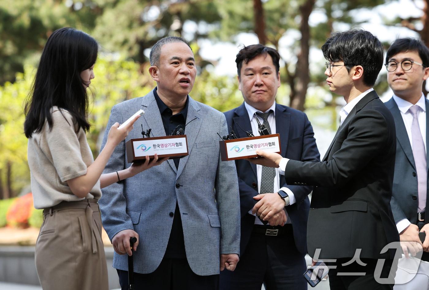 윤석열 전 대통령 부부 공천 개입 의혹의 핵심 인물인 명태균 씨가 29일 오전 검찰 조사를 받기 위해 서울 서초구 서울고검 청사로 출석하며 입장을 밝히고 있다. 명 씨가 창원지검이 아닌 서울중앙지검에 출석해 조사를 받는 건 이번이 처음이다. &#40;사진은 기사 내용과 무관함&#41; 2025.4.29/뉴스1 ⓒ News1 오대일 기자