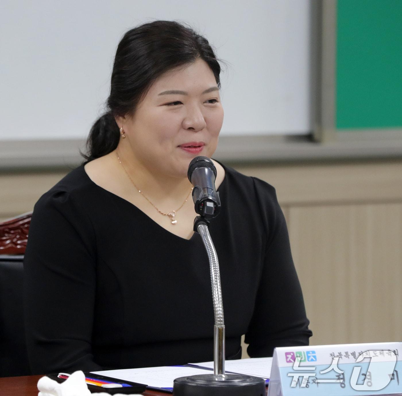 본문 이미지 - 정경미 기증자가 29일 전북자치도 전주시 전북특별자치도체육회관 대회의실에서 열린 전북체육 역사기념관 건립을 위한 제13회 소장품 기증식에서 인사말을 하고 있다. 2025.4.29/뉴스1 ⓒ News1 유경석 기자