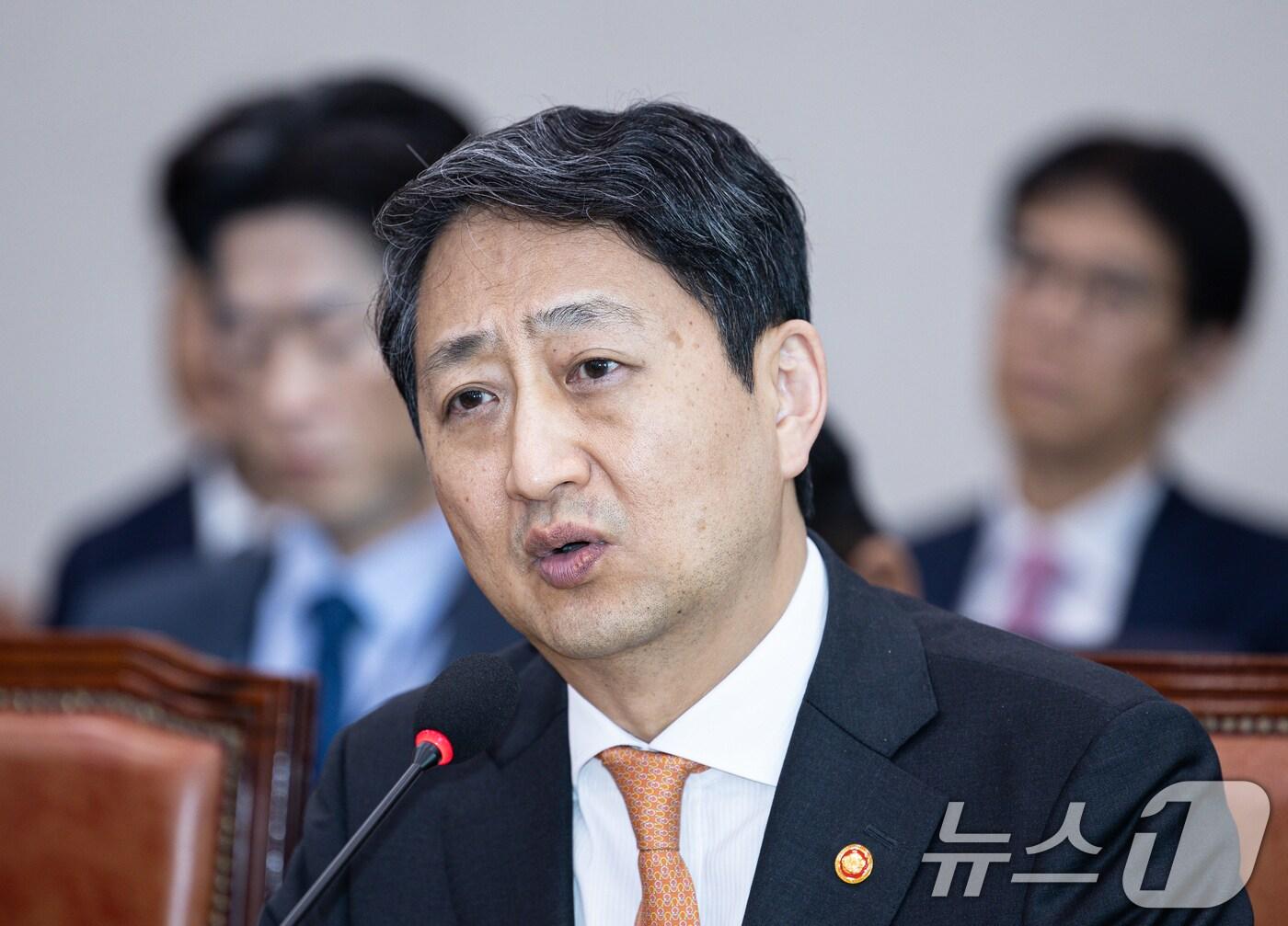 본문 이미지 - 안덕근 산업통상자원부 장관이 29일 오전 서울 여의도 제424회 국회(임시회) 산업통상자원중소벤처기업위원회 제3차 전체회의에서 한미 2+2 협상 관련 보고를 하고 있다. 2025.4.29/뉴스1 ⓒ News1 이재명 기자