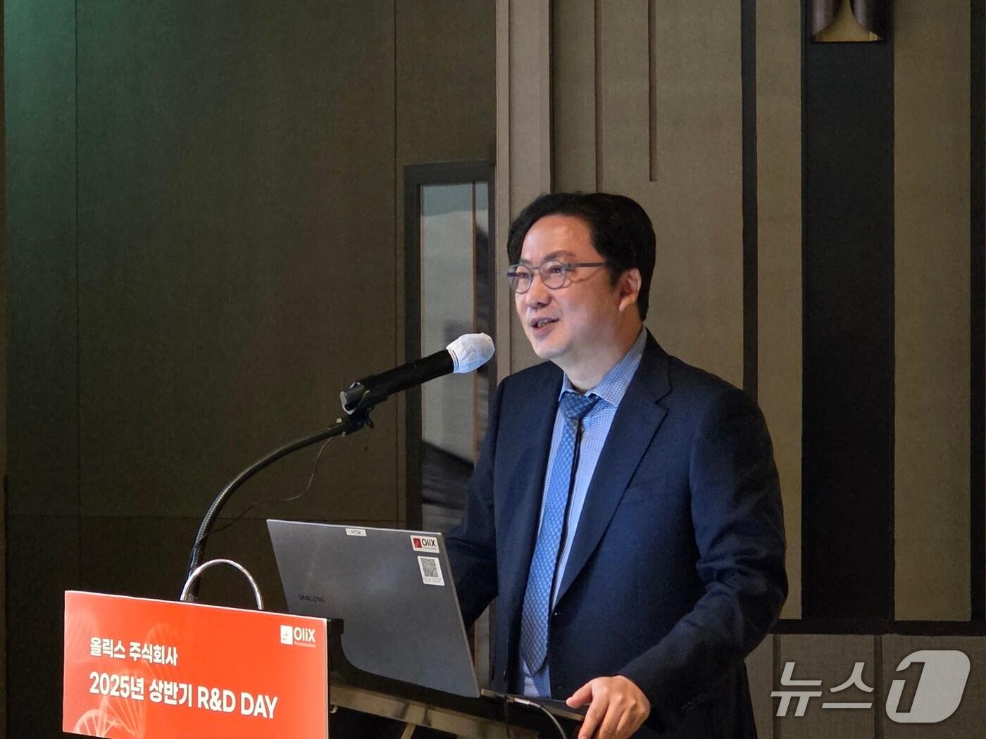 본문 이미지 - 이동기 올릭스 대표이사가 29일 서울 여의도 페어몬트 앰배서더 서울에서 열린 상반기 연구개발(R&D)의 날에서 발표를 하고 있다. 2025. 4. 29/뉴스1 황진중 기자