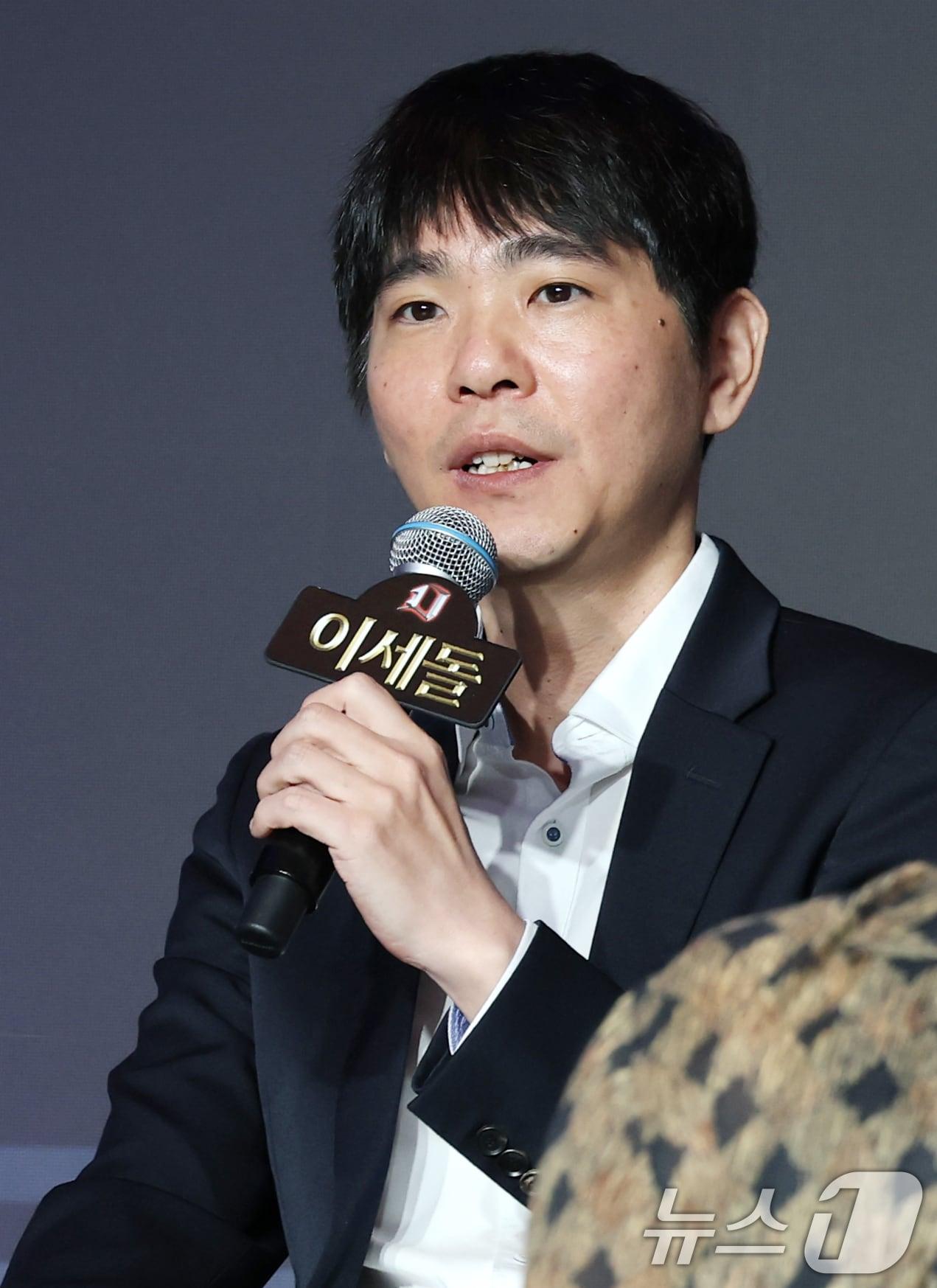 본문 이미지 - 전 바둑기사 이세돌이 29일 서울 마포구 호텔 나루 서울 엠갤러리에서 열린 넷플릭스 ‘데블스 플랜: 데스룸’ 제작발표회에 참석해 취재진 질문에 답하고 있다. ‘데블스 플랜’은 다양한 직업군의 플레이어가 7일간 합숙하며 최고의 브레인을 가리는 두뇌 서바이벌 게임 프로그램이다. 2025.4.29/뉴스1 ⓒ News1 권현진 기자