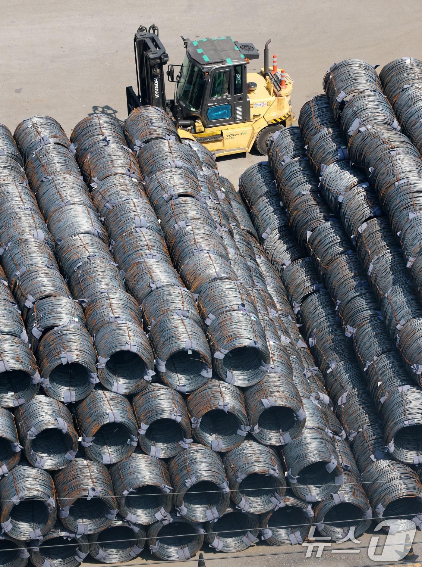 본문 이미지 - 29일 경기 평택시 포승읍 평택항 수출 야적장에 철강 제품이 쌓여있는 모습. 2025.4.29/뉴스1 ⓒ News1 김영운 기자