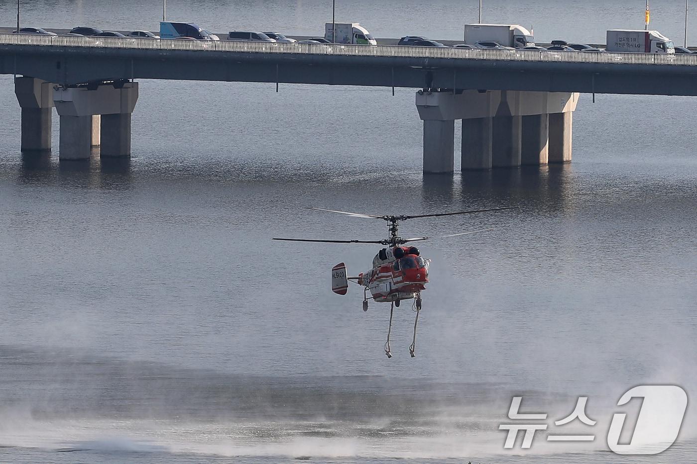 대구 북구 함지산 산불 이틀째인 29일 오전 현장에 투입된 산불 진화 헬기가 인근 금호강에서 물을 채우고 있다. 2025.4.29/뉴스1 ⓒ News1 공정식 기자