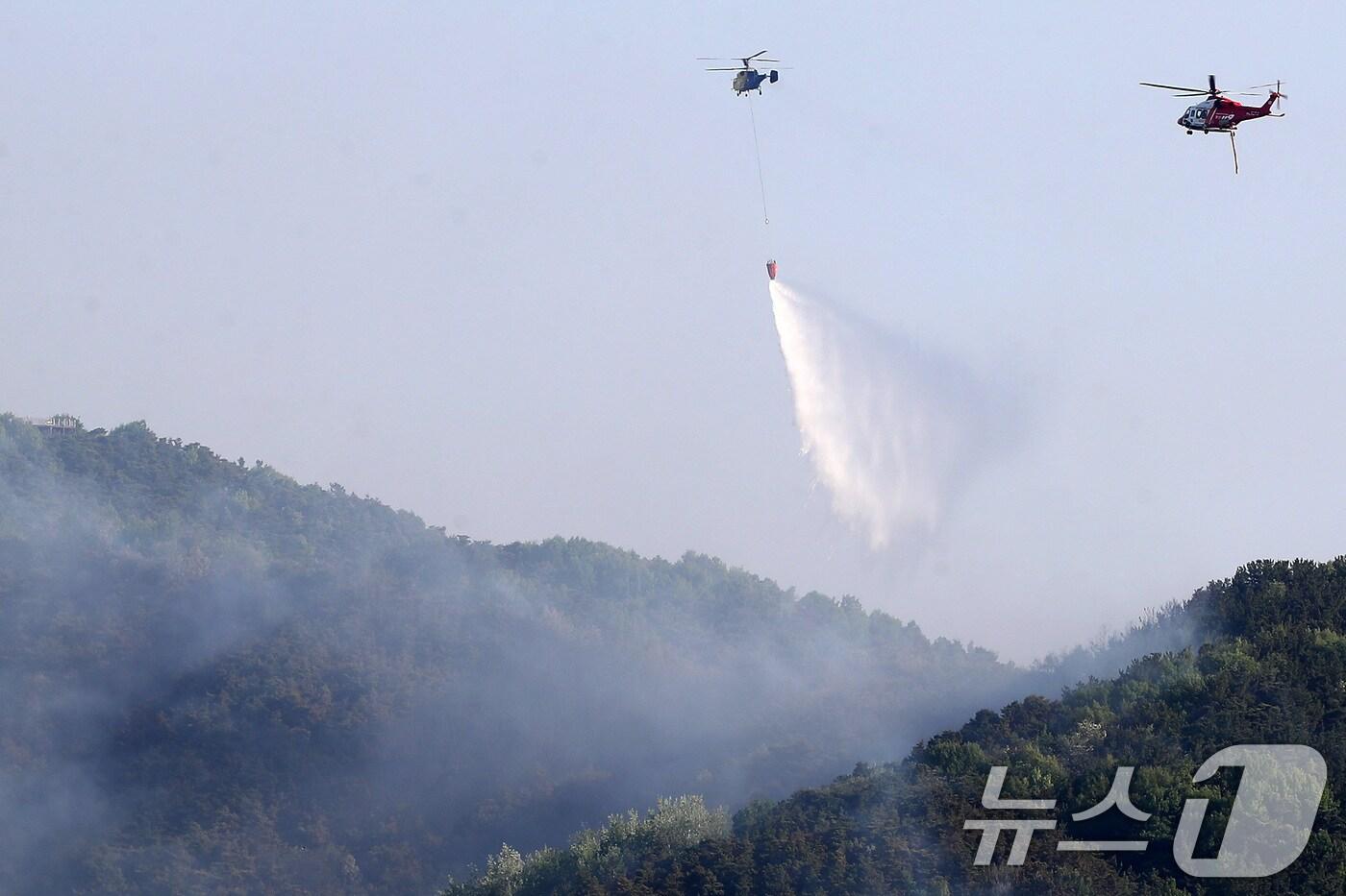 대구 북구 함지산 산불 이틀째인 29일 오전 현장에 투입된 산불 진화 헬기가 주불 진화에 총력을 쏟고 있다. 2025.4.29/뉴스1 ⓒ News1 공정식 기자