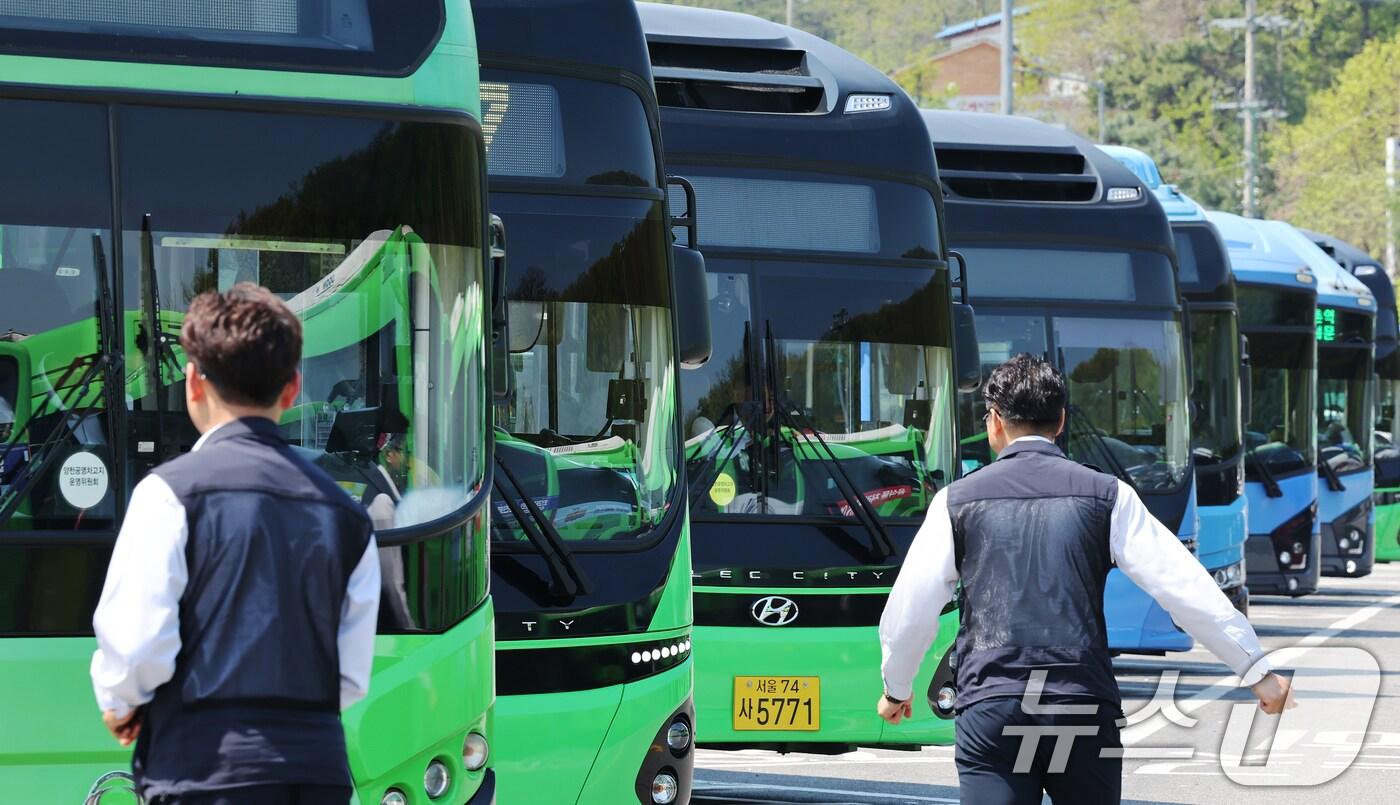 서울 양천구에 위치한 버스 공영차고지에 운행을 앞둔 버스가 줄지어 주차돼 있다. 2025.4.29/뉴스1 ⓒ News1 장수영 기자