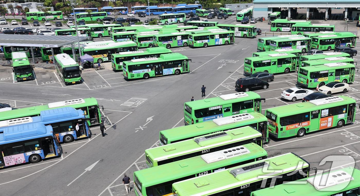 서울시 버스 노동조합이 파업을 예고한 가운데 29일 서울 양천구에 위치한 버스 공영차고지에 운행을 앞둔 버스가 줄지어 주차돼 있다. 2025.4.29/뉴스1 ⓒ News1 장수영 기자