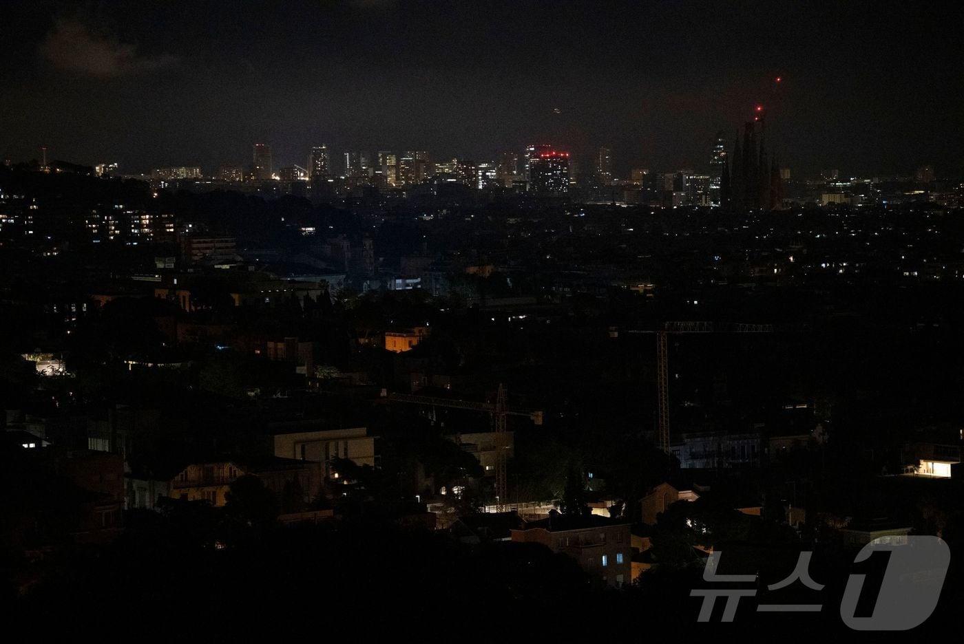 28일&#40;현지시간&#41; 대규모 정전 사태가 발생한 스페인의 바르셀로나에서 칠흑 같은 어둠 속에 잠긴 도시의 모습이 보인다. 2025.04.29 ⓒ AFP=뉴스1 ⓒ News1 우동명 기자