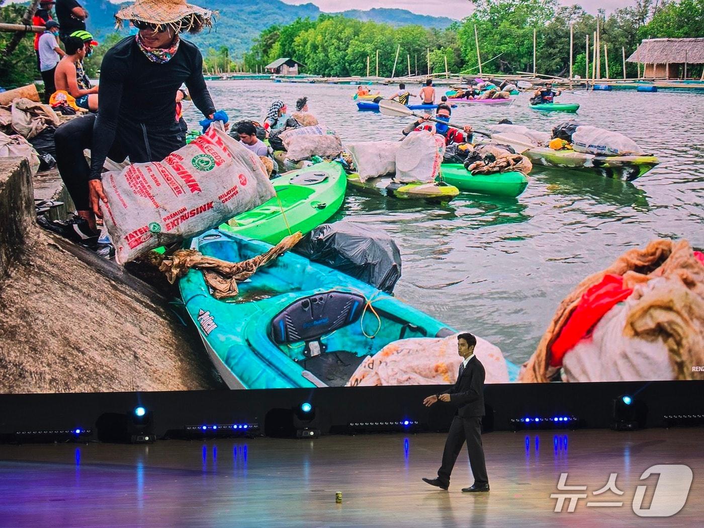 본문 이미지 - 29일 필리핀 청소년 환경운동가 렌즈 나다니엘 루야오가 제10차 아워 오션 컨퍼런스에서 발언하고 있다. ⓒ 뉴스1 황덕현 기자