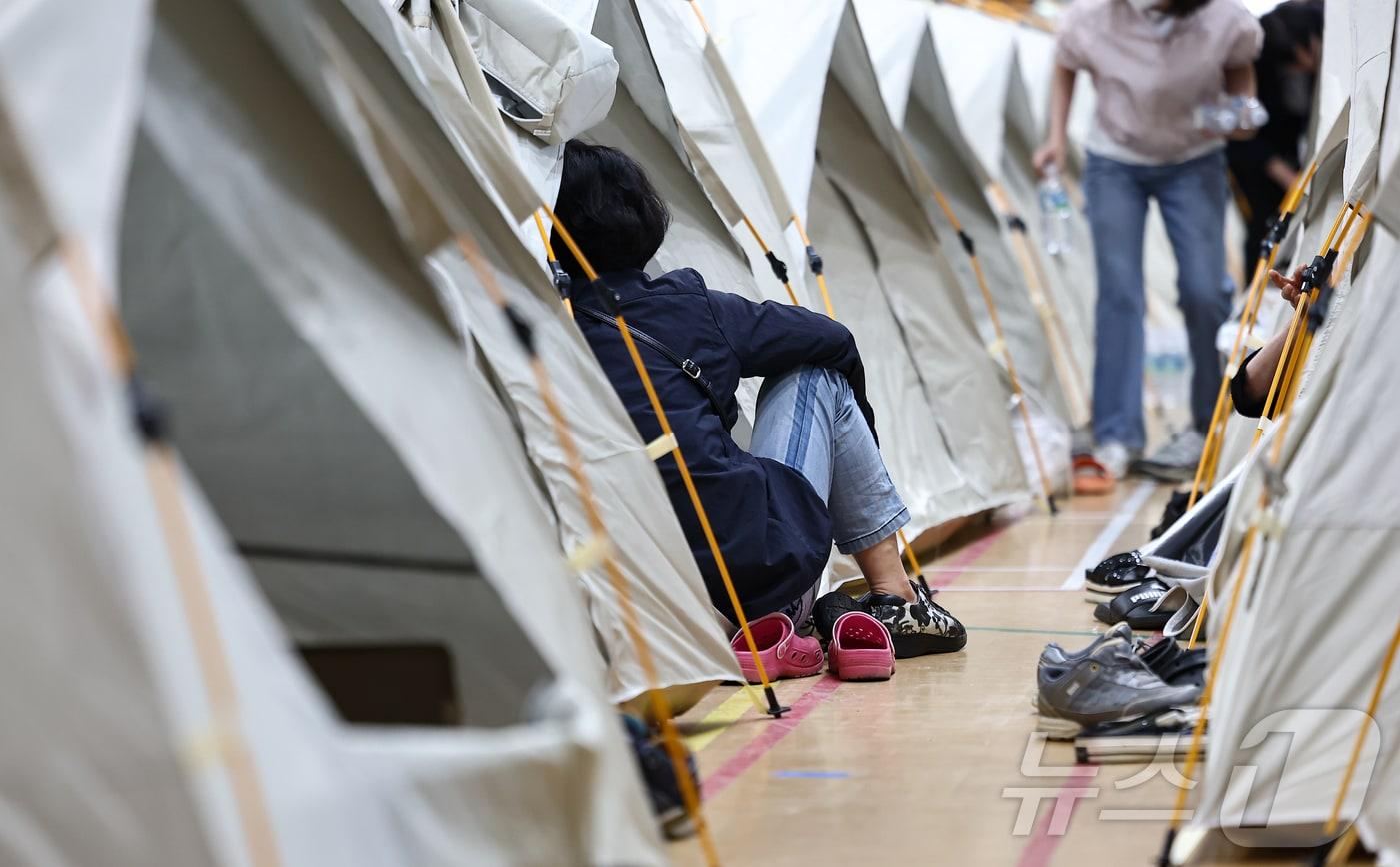 대구 함지산 산불 발생 이틀째인 29일 대구 북구 팔달초등학교에 설치된 대피소에서 이재민들이 휴식을 취하고 있다. 2025.4.29/뉴스1 ⓒ News1 김도우 기자