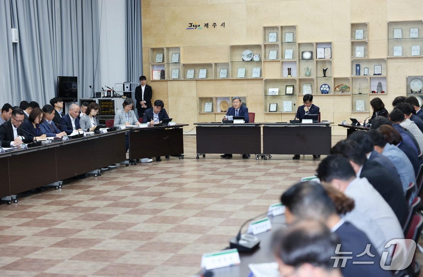 김완근 제주시장이 29일 시정시책 간부회의를 주재하고 있다.(제주시 제공)/뉴스1 