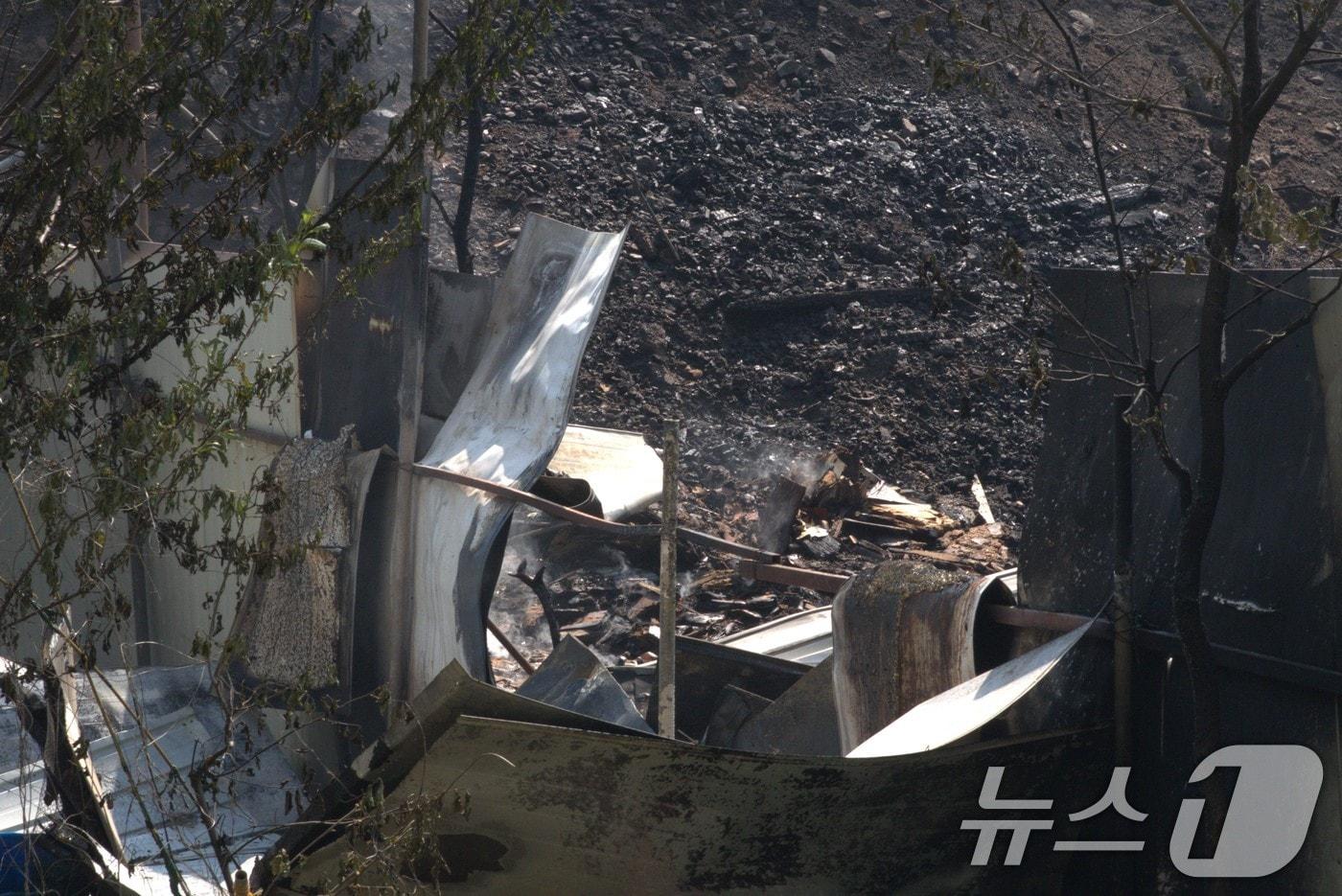 대구 북구 함지산 산불 이틀째인 29일 산 인근 마을 주민들의 농막이 검게 타 있다. 2025.4.29/뉴스1 ⓒ News1 신성훈 기자