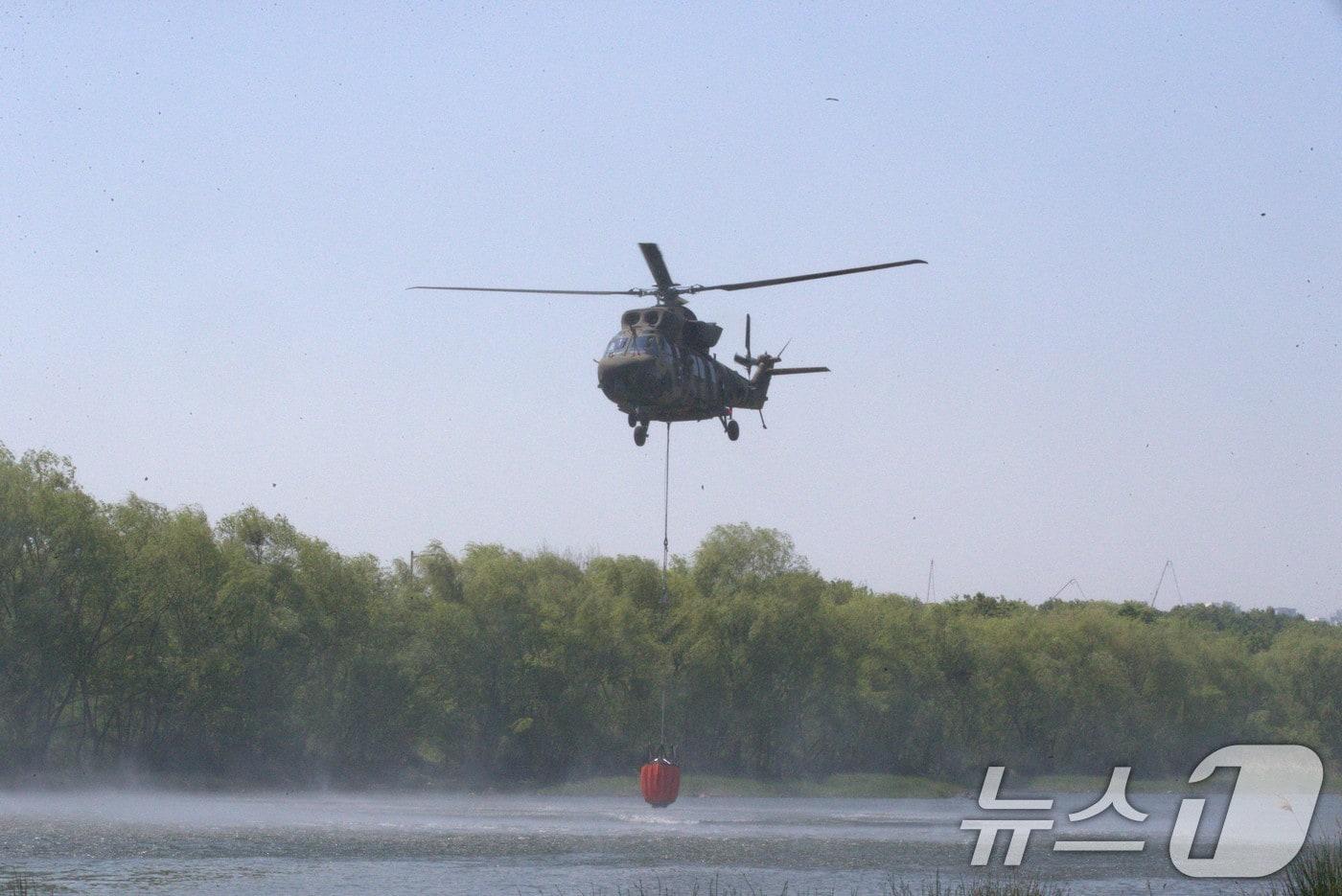본문 이미지 - 영남 지역 산불 당시 현장에 투입된 산불 진화 지원 군 헬기가 인근 금호강에서 물을 채우고 있다. 2025.4.29/뉴스1 ⓒ News1 신성훈 기자