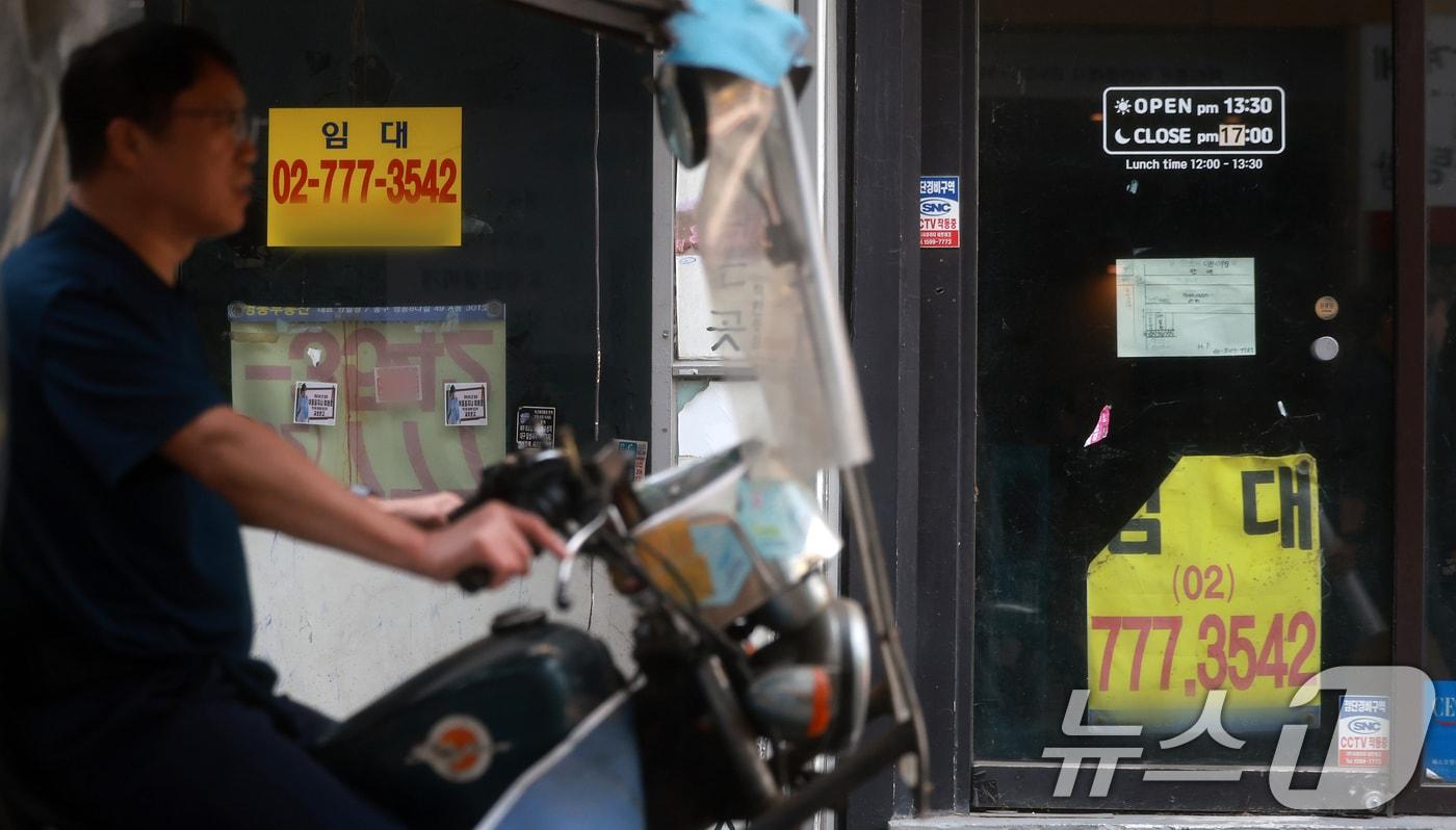 서울 중구 충무로의 한 폐업한 상가에 임대 안내문이 붙어 있다. &#40;자료사진&#41;/뉴스1 ⓒ News1 김진환 기자