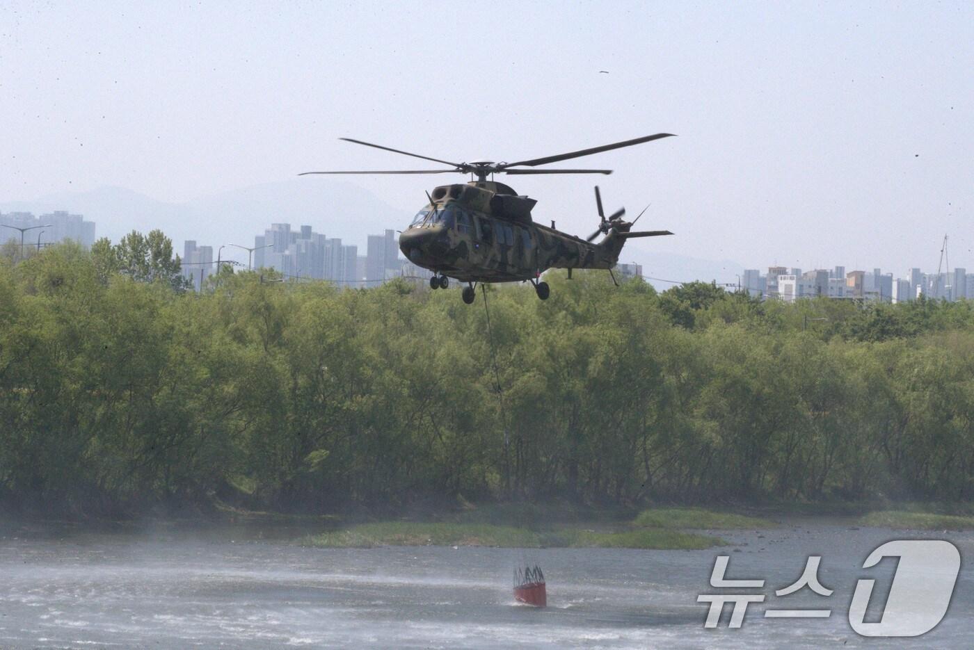 대구 북구 함지산 산불 이틀째인 29일 오전 현장에 투입된 산불 진화 지원에 나선 군 헬기가 인근 금호강에서 물을 채우고 있다. 2025.4.29/뉴스1 ⓒ News1 신성훈 기자