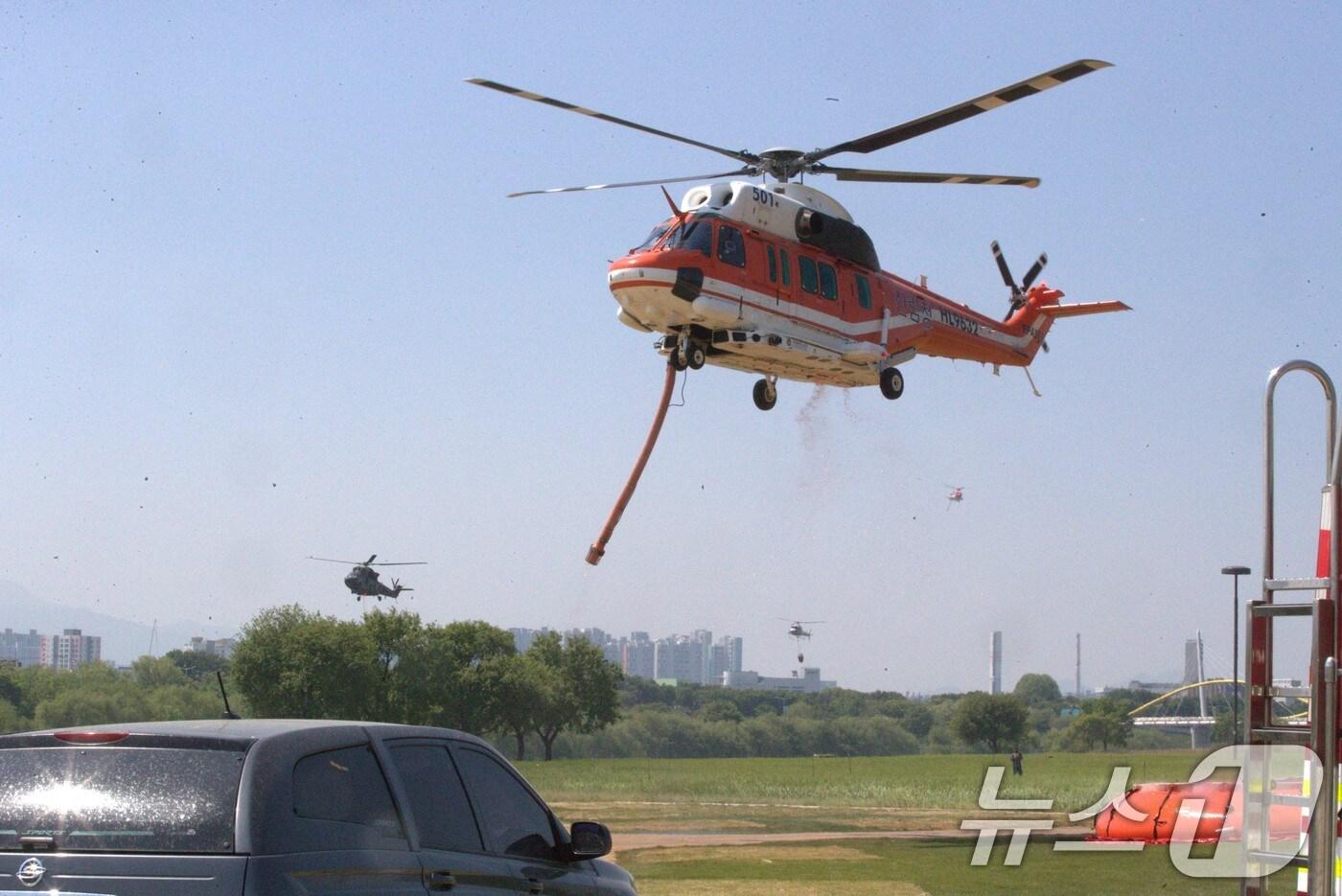 본문 이미지 - 대구 북구 함지산 산불 이틀째인 29일 오전 현장에 투입된 산불 진화 헬기가 인근 금호강에서 물을 채우고 있다. 2025.4.29/뉴스1 ⓒ News1 신성훈 기자