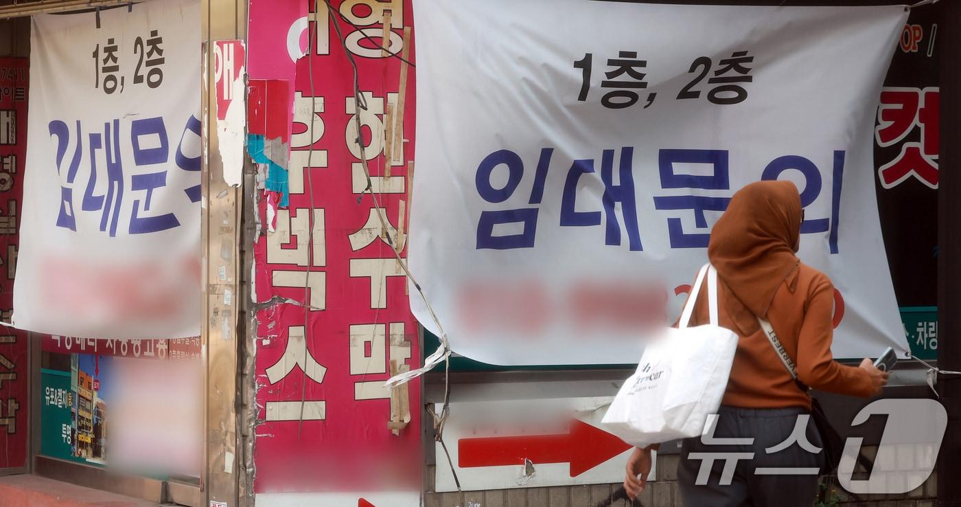 29일 서울 중구 충무로의 한 폐업한 상가에 임대 안내문이 붙어 있다. 올해 1분기 서울 중구 충무로의 중대형 상가 공실률이 22.5%로, 전년 대비 크게 상승했다. 이날 한국부동산원 통계 시스템에 따르면 올해 1분기(1~3월) 기준 서울에서 중대형 상가 공실률이 가장 높은 지역은 충무로(22.5%)로 집계됐다. 상권 위축과 인쇄 골목 쇠퇴 등이 원인으로 지목된다. 2025.4.29/뉴스1 ⓒ News1 김진환 기자