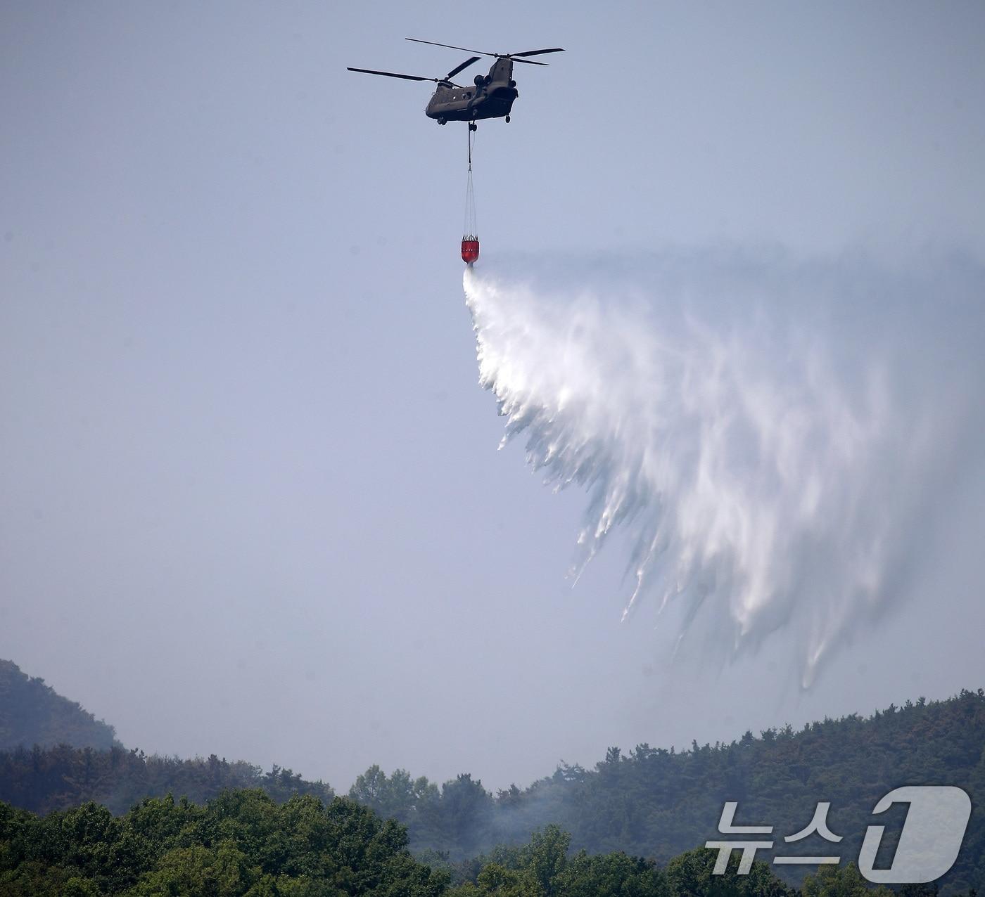 본문 이미지 - 대구 북구 함지산 산불 이틀째인 29일 오후 산불 진화 작전에 투입된 군용 헬기가 함지산 상공에서 물을 뿌리고 있다. 2025.4.29/뉴스1 ⓒ News1 공정식 기자