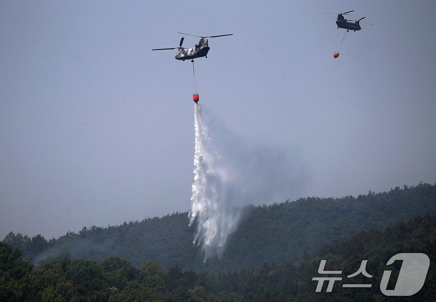 대구 북구 함지산 산불 이틀째인 29일 오후 산불 진화 작전에 투입된 군용 헬기가 함지산 상공에서 물을 뿌리고 있다. 2025.4.29/뉴스1 ⓒ News1 공정식 기자
