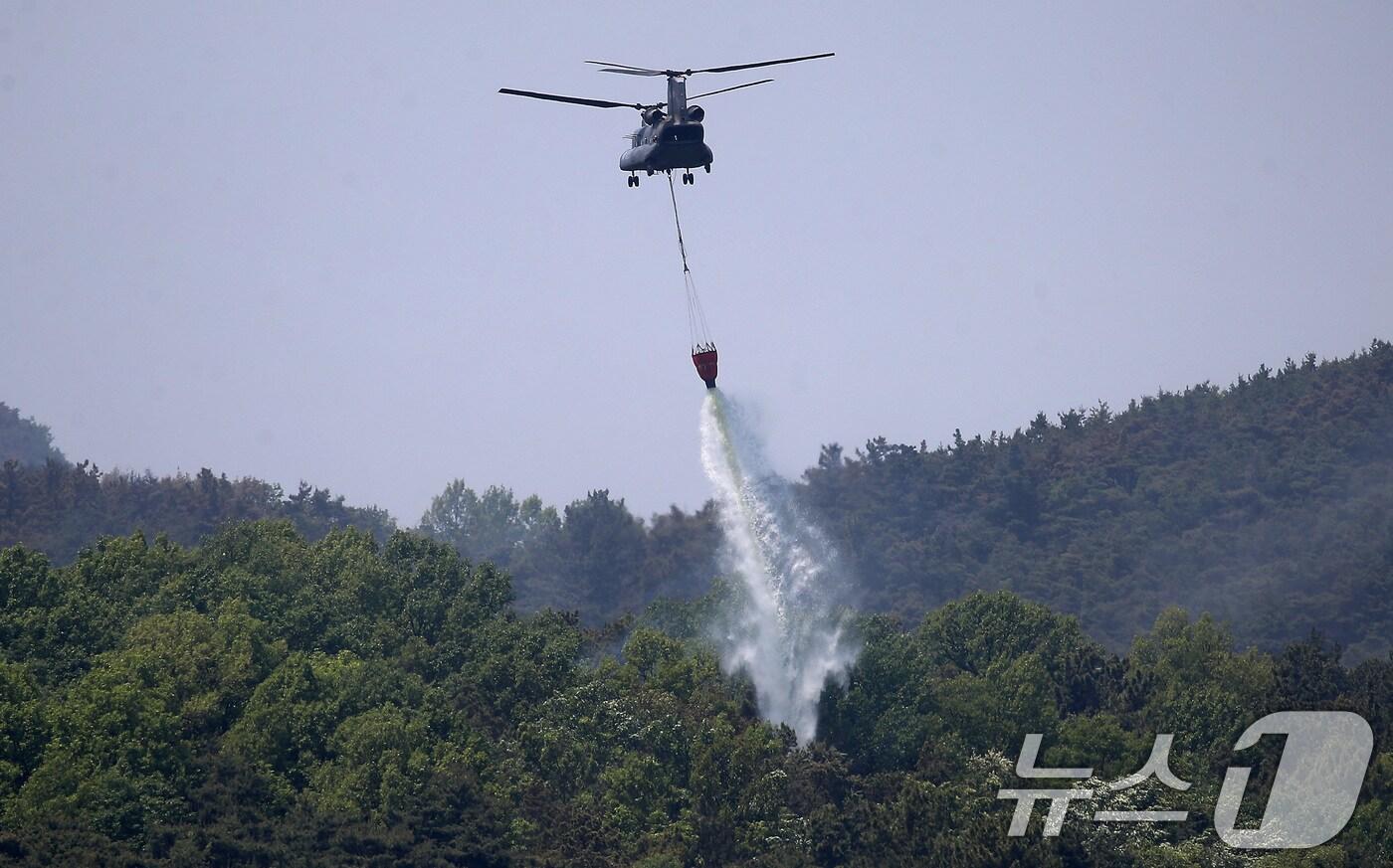대구 북구 함지산 산불 이틀째인 29일 오후 산불 진화 작전에 투입된 군용 헬기가 함지산 상공에서 물을 뿌리고 있다. 2025.4.29/뉴스1 ⓒ News1 공정식 기자