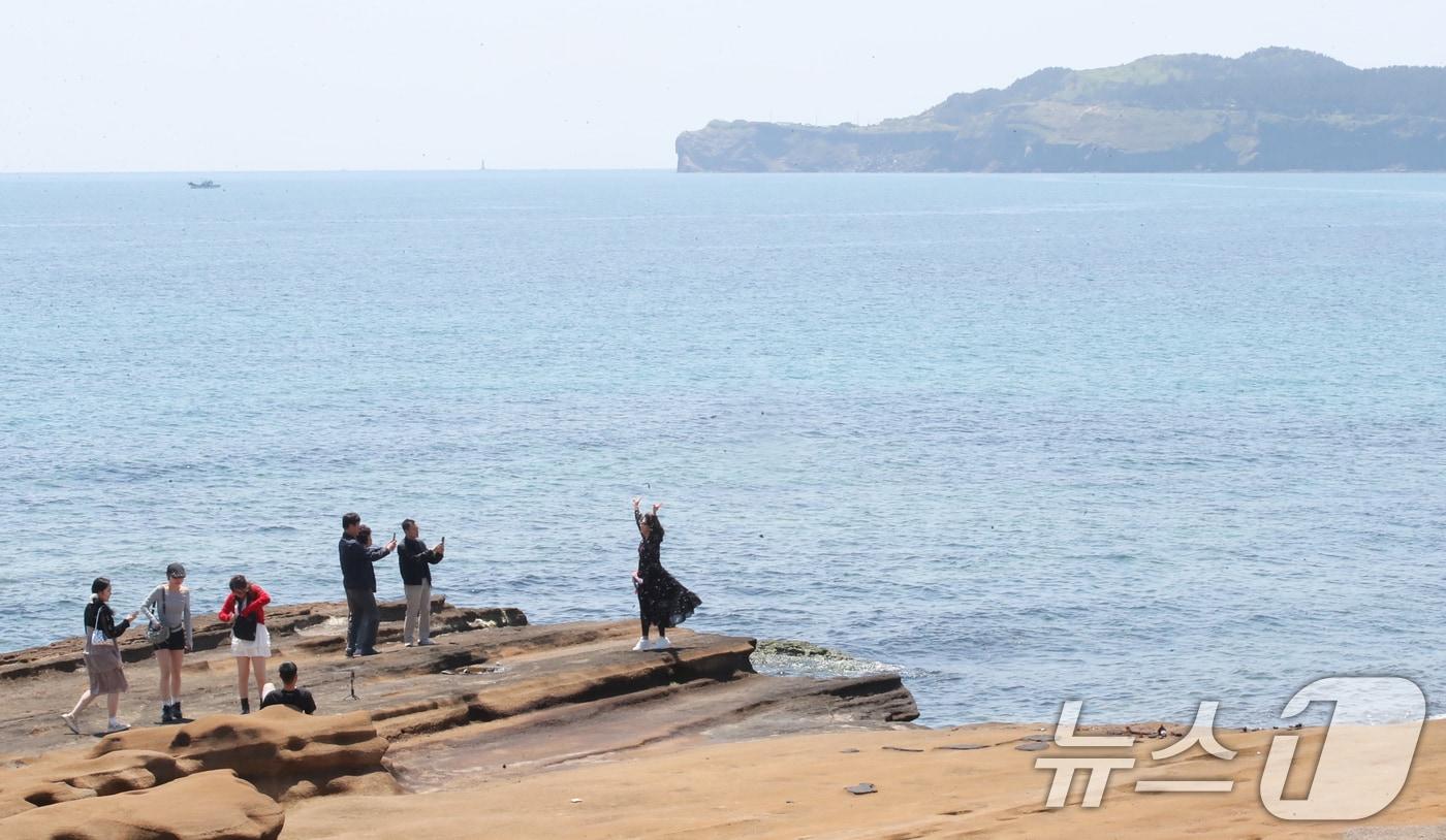 맑은 날씨를 보인 29일 오전 제주 서귀포시 안덕면 사계해안에서 관광객들이 풍광을 즐기고 있다. 2025.4.29/뉴스1 ⓒ News1 오현지 기자