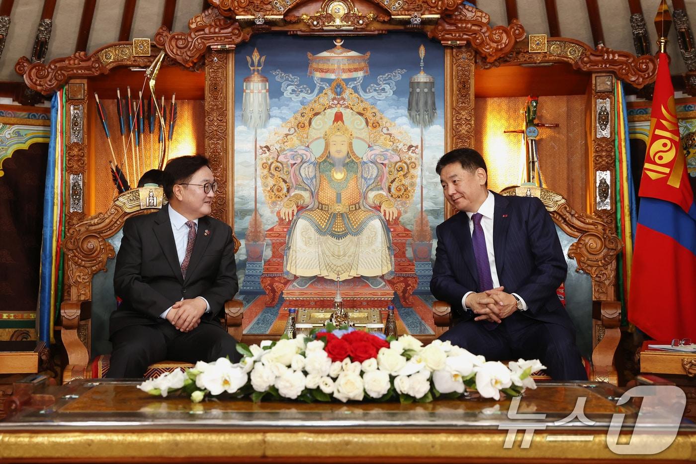 우원식 국회의장(왼쪽)이 28일 몽골 울란바토르 정부청사에서 오흐나 후렐수흐 몽골 대통령과 면담하고 있다. (국회의장실 제공, 재판매 및 DB 금지) 2025.4.29/뉴스1