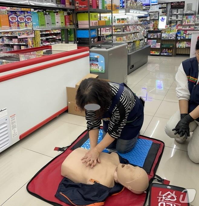 본문 이미지 - 자동심장충격기(AED).(인천 서구 제공.재판매 및 DB금지)