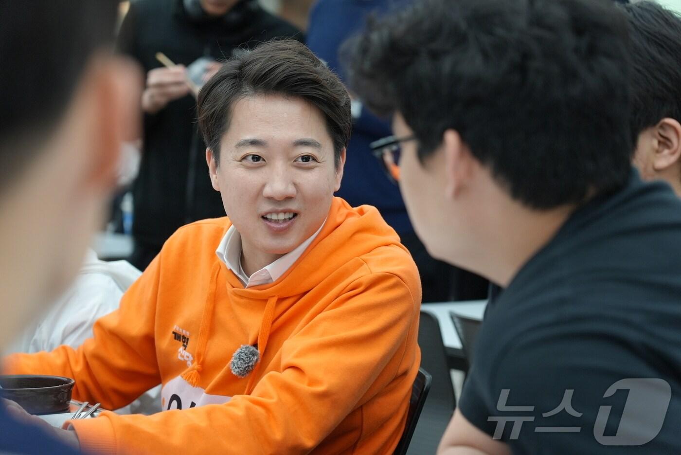 이준석 개혁신당 대선 후보가 29일 경기 고양시 한국항공대학교를 찾아 학생들과 학식을 먹으며 대화하고 있다. (이준석 캠프 제공, 재판매 및 DB 금지) 2025.4.29/뉴스1