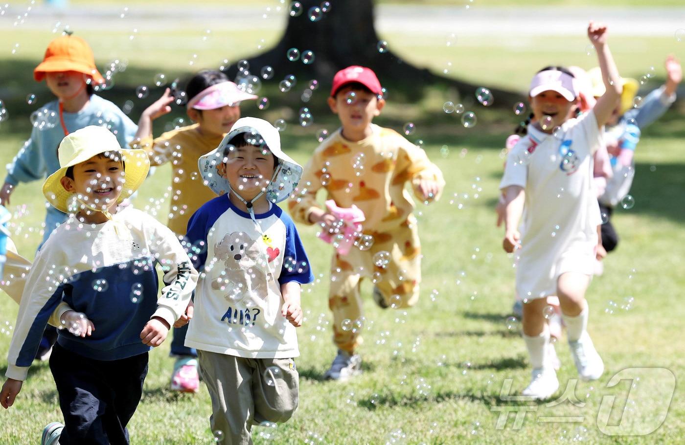 어린이날을 일주일여 앞둔 지난달 29일 광주 북구청직장어린이집 아이들이 전남대학교 캠퍼스에서 비눗방울 놀이를 하며 야외활동 시간을 갖고 있다. (광주 북구 제공. 재판매 및 DB 금지) 