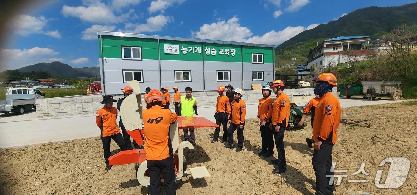 29일 전북자치도 진안군이 진안소방서 현장대응단 소속 소방대원들을 대상으로 특별교육을 실시하고 있다.(진안군제공. 재판매 및 DB금지)2025.4.29/뉴스1