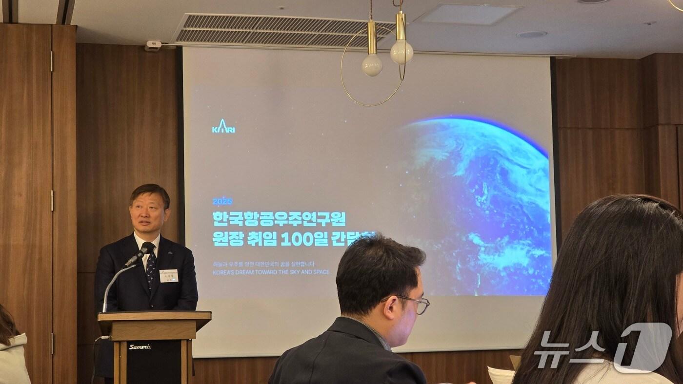 이상철 한국항공우주연구원 원장 취임 간담회에서 설명을 진행 중인 이상철 항우연 원장./뉴스1 ⓒ News1 윤주영 기자