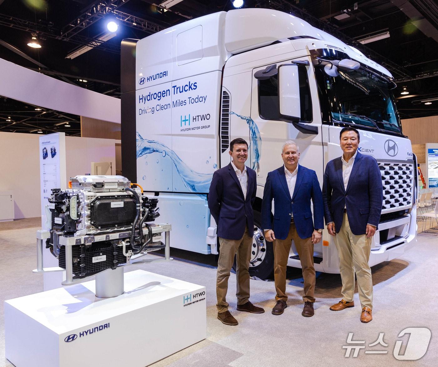 본문 이미지 - 제롬 그레주아 현대미국기술센터 (HATCI) 디렉터(왼쪽부터) , 켄 라미레즈 현대차 글로벌상용·수소사업본부 부사장, 짐 박 (Jim Park) 현대차 북미법인 상용·수소사업개발담당 전무가 28일(현지시간) 미국 캘리포니아주 애너하임 컨벤션센터에서 열린 'ACT 엑스포 2025'에서 기념촬영을 하는 모습(현대차 제공). 2025.04.28.