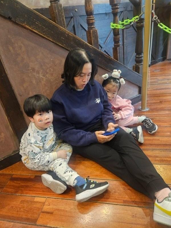 본문 이미지 - 프로골퍼 안선주와 쌍둥이 자녀 태율, 태린. (안선주 제공)