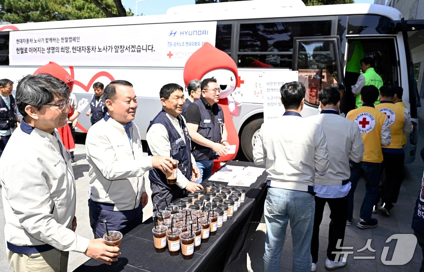 현대자동차 노사가 29일 울산공장 본관에서 노사합동 헌혈 캠페인을 벌여 임직원 헌혈 참여를 독려하고 있다.&#40;현대자동차제공. 재판매 및 DB 금지&#41;