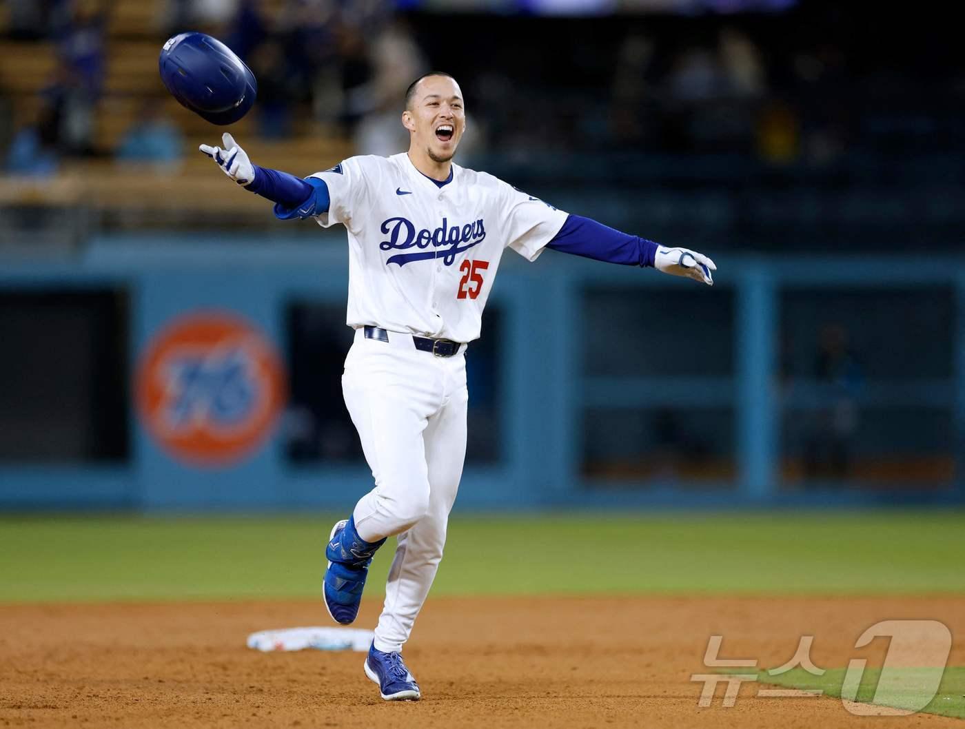 본문 이미지 - LA 다저스의 토미 에드먼이 29일(한국시간) 열린 2025 메이저리그 마이애미 말린스와의 홈 경기에서 연장 10회말 끝내기 안타를 때린 뒤 기뻐하고 있다. ⓒ AFP=뉴스1