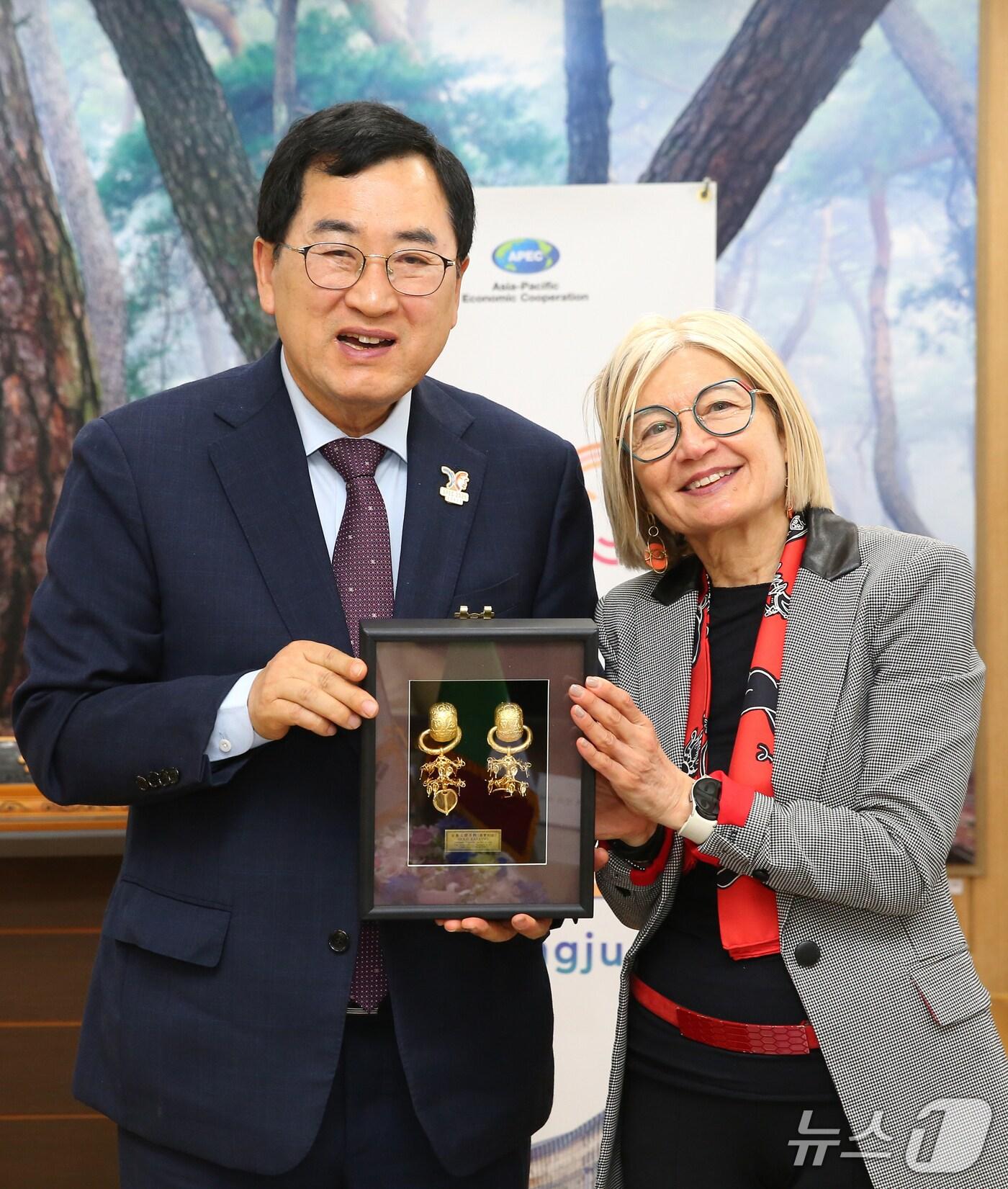 본문 이미지 - 주낙영 경북 경주시장이 28일 경주시청에서 이탈리아 에밀리아 가토 주한 이탈리아 대사와 만나 두 도시 간 교류 협력 등에 대해 협의했다. (경주시제공, 제판매 및 DB 금지) 2025.4.29/뉴스1