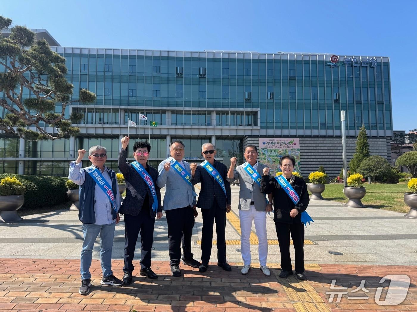 본문 이미지 - 부안군은 5월 가정의 달과 대표 축제인 ‘부안마실축제’ 기간을 맞아 관광택시 50% 할인 이벤트를 진행한다. 관광택시 기사들이 친절하고 청렴한 관광택시 운행을 다짐하고 있다.&#40;부안군 제공, 재판매 및 DB금지&#41;