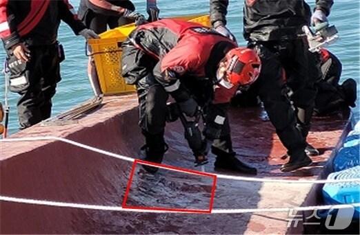 본문 이미지 - 제주해양경찰청은 사진 속 빨간 네모 표시처럼 어선 선저 바닥에 선저절단표식을 할 예정이라고 설명했다.(제주해양경찰청 제공. 재판매 및 DB 금지)