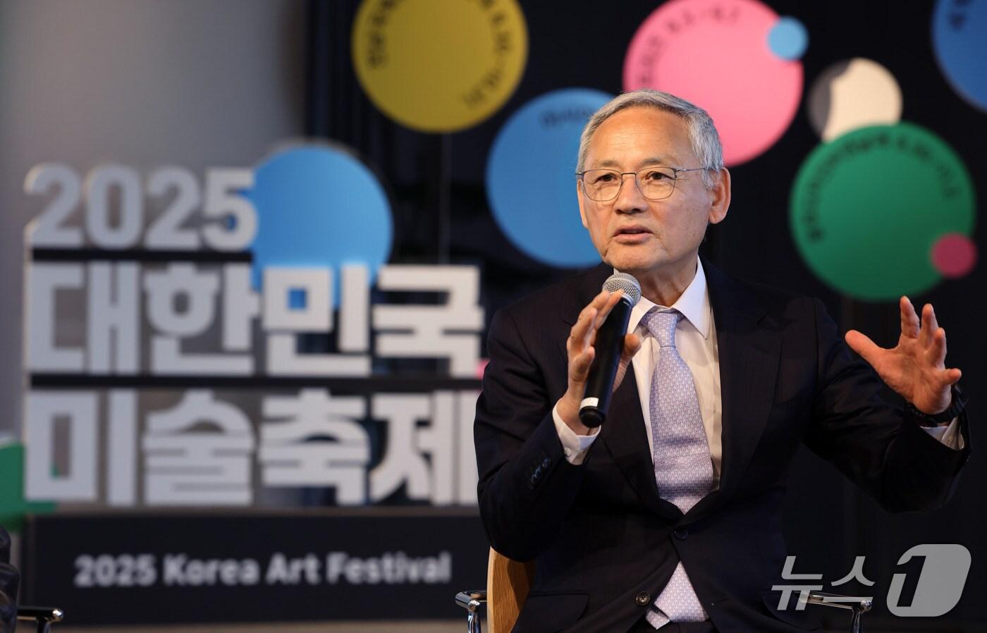유인촌 문화체육관광부 장관이 29일 서울 종로구 아트코리아랩 아고라에서 열린 ‘2025 대한민국 미술축제 출범식’에서 인사말을 하고 있다.