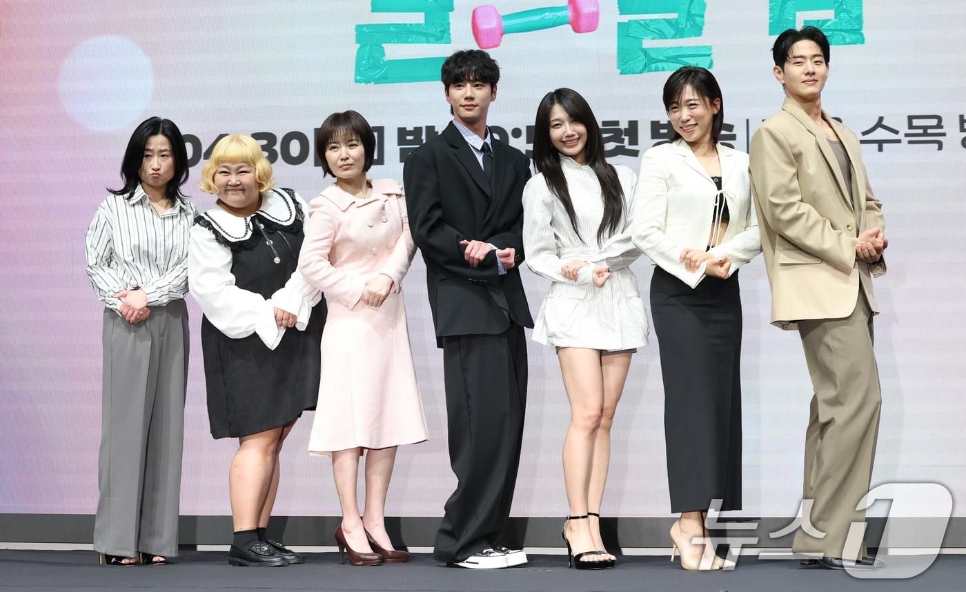 배우 이지혜(왼쪽부터)와 홍윤화, 박성연, 이준영, 정은지, 이미도, 이승우가 29일 오후 서울 구로구 신도림 디큐브시티 더 세인트에서 열린 KBS 2TV 새 수목드라마 '24시 헬스클럽' 제작발표회에 참석해 포즈를 취하고 있다. '24시 헬스클럽'은 근성이 넘치는 헬치광이 관장 도현중이 근심이 과다한 헬린이 회원들의 인생을 파격 교정하며 펼쳐지는 두근두근 근(筋)성장 코맨스(코믹 로맨스)다. 2025.4.29/뉴스1 ⓒ News1 권현진 기자