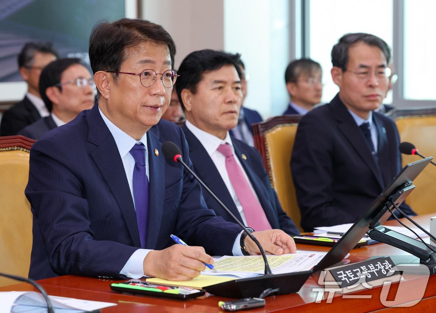 본문 이미지 - 박상우 국토교통부 장관이 29일 오후 서울 여의도 국회에서 열린 국토교통위원회 제424회국회&#40;임시회&#41; 제3차 전체회의에 출석해 2025년도 제1회 추가경정예산안 관련 의원 질의에 답하고 있다. 2025.4.29/뉴스1 ⓒ News1 안은나 기자