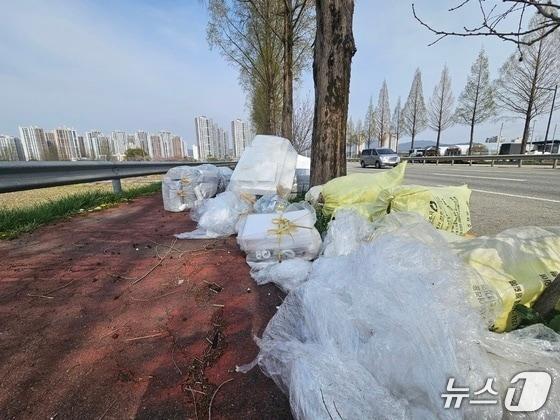 본문 이미지 - 충북 청주시 장암동 2순환로 일대 대로변 인도가 불법 투기한 쓰레기로 뒤덮였다.2025.4.17/뉴스1 이재규 기자