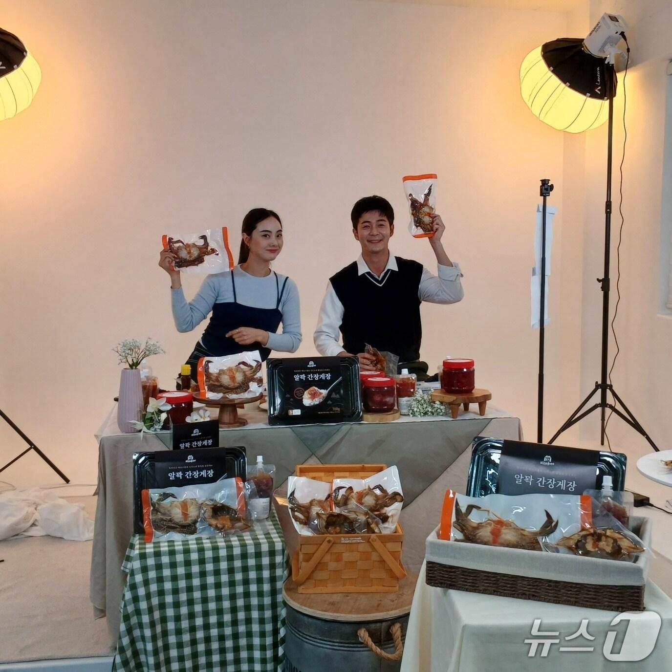 본문 이미지 - 군산시가 29일 지역농산물 판로 확보를 위한 라이브커머스를 진행하고 있다.(군산시 제공, 재판매 및 DB 금지)