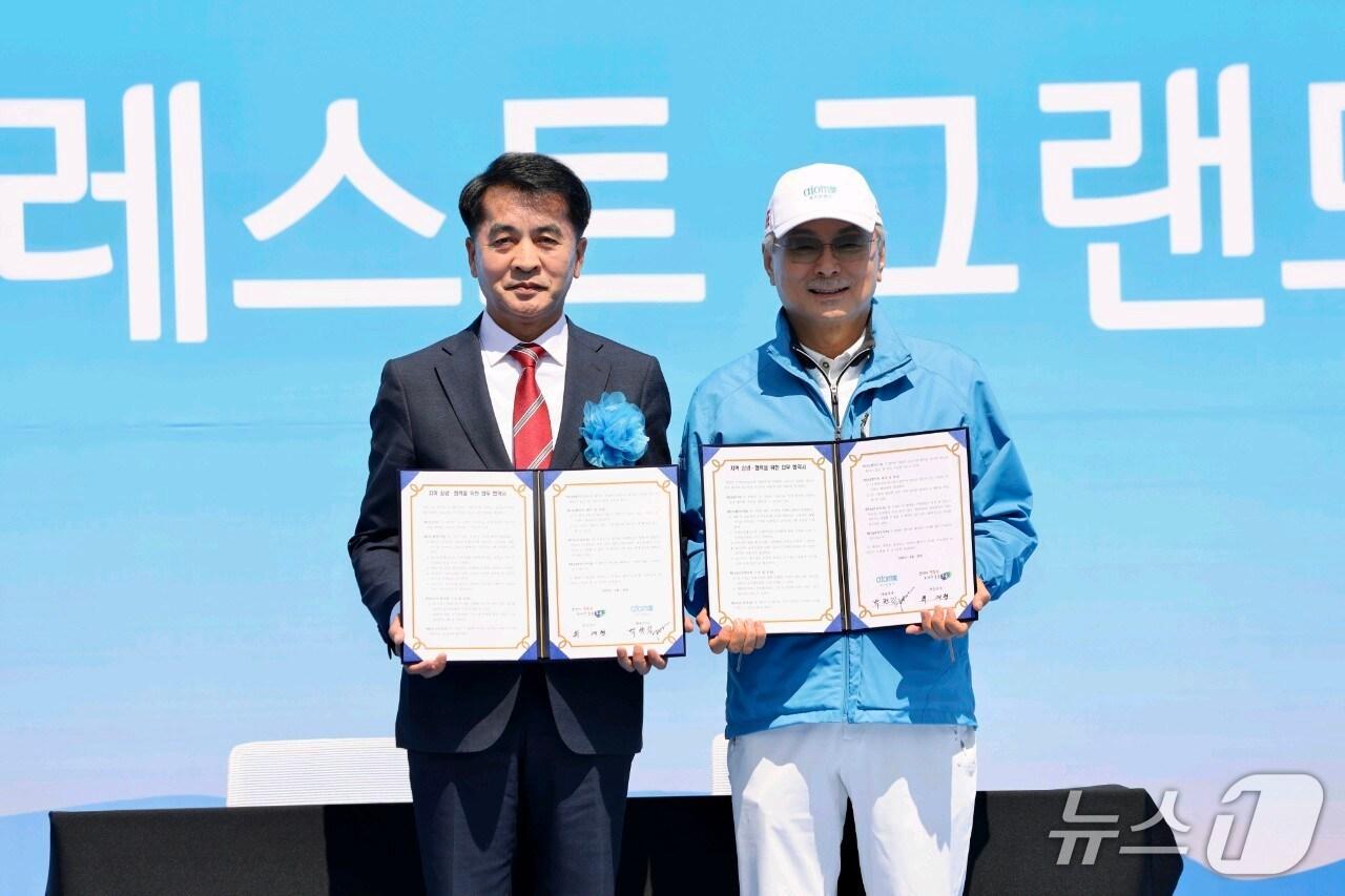 본문 이미지 - 29일 최재형 보은군수(왼쪽)와 박한길 애터미 회장이 업무협약을 하고 있다. (보은군 제공. 재판매 및 DB금지) /뉴스1