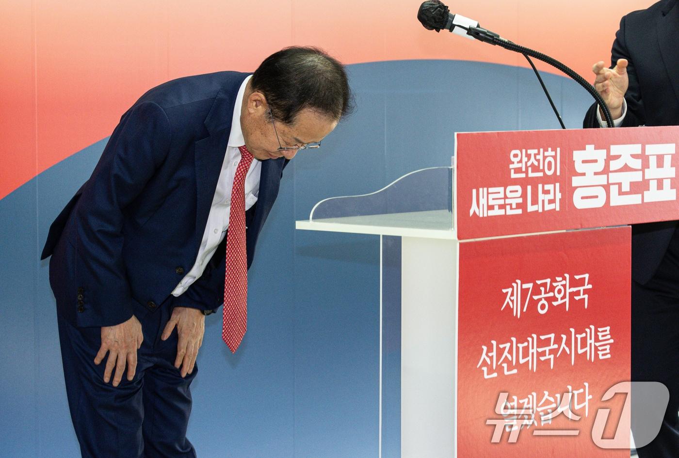 본문 이미지 - 2025년 4월 29일 국민의힘 3차 경선에 진출하지 못한 홍준표 전 대구시장이서울 여의도 자신의 캠프 사무실에서 '정계 은퇴'를 밝히기 전 인사하고 있다. 2025.4.29 ⓒ 뉴스1 이재명 기자